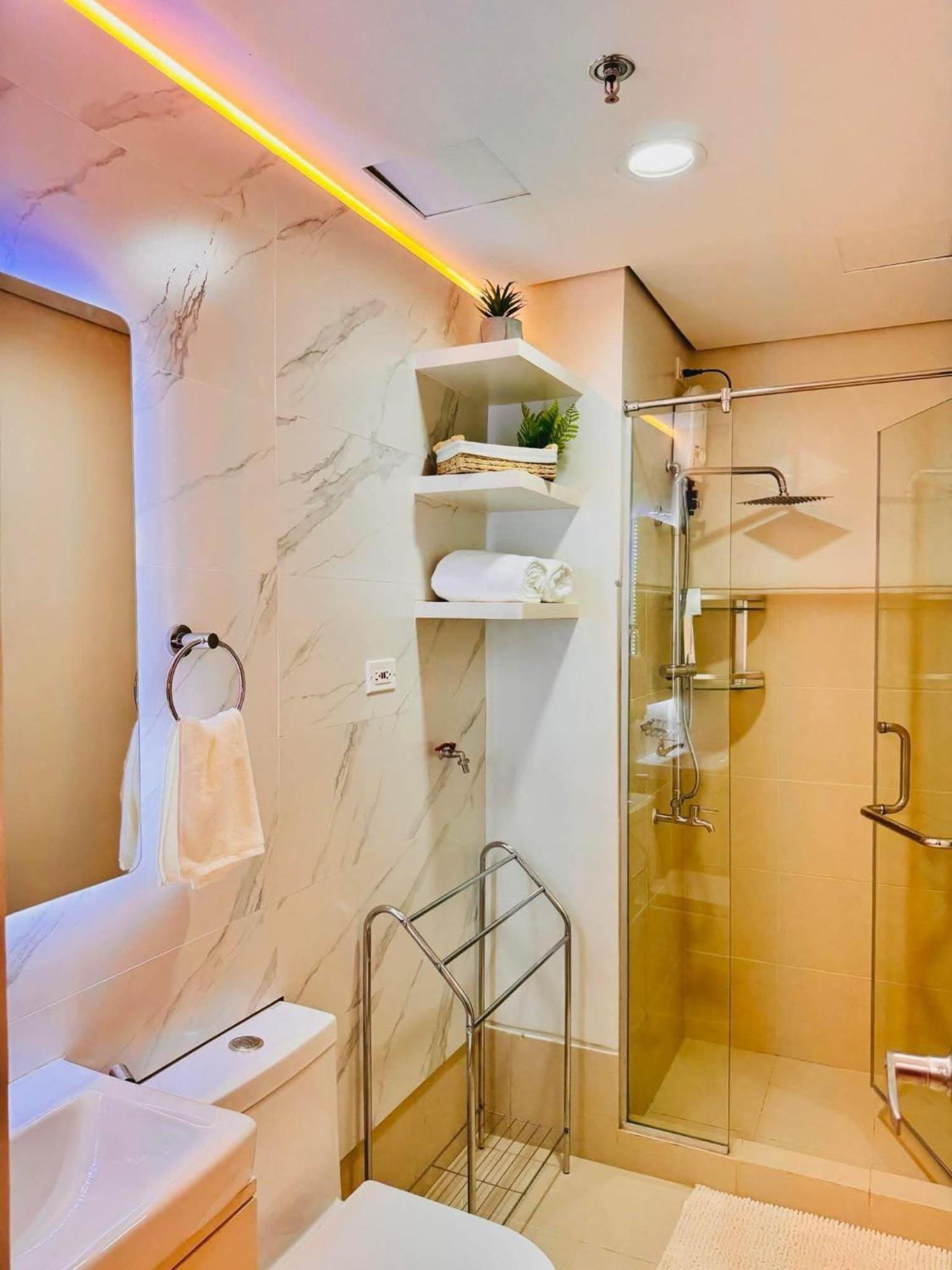 Rj Elite Escape 2Br Condo W Balcony Near Sm Iloilo Extérieur photo